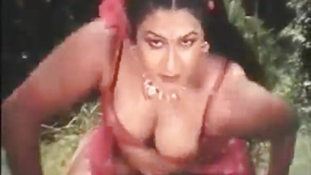 Vidéo Strip-tease petite amie potelée à gros seins à l'extérieur pour video xxx fille vierge BFF cornée