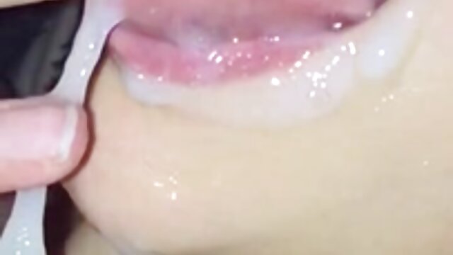 Vidéo Plantureuse mère prend une film x femme vierge bite noire devant son fils pervers