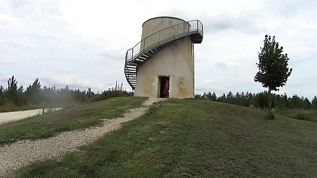 Vidéo Esclave film porno de vierge fouetté à l'extérieur par un maître brutal