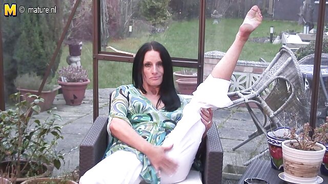 Vidéo Une nubienne aux gros seins film sex vierge tire une bite blanche