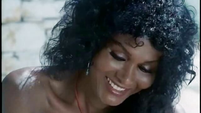 Vidéo Femelles fessées et porno les vierges pelotées: Alex