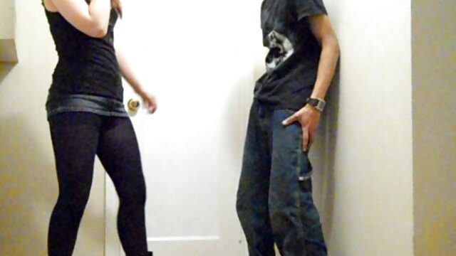 Vidéo Babe tatouée seins défoncés gros mamelons vierge xxx chatte cameltoe humide