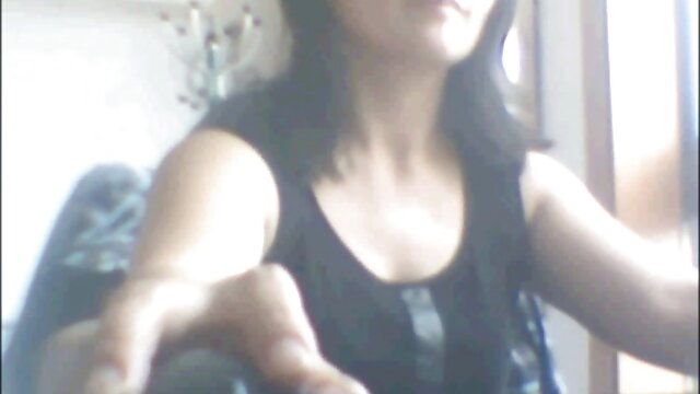 Vidéo Une ado sexy aux cheveux bouclés prend du plaisir devierger une fille xxx dans la cuisine