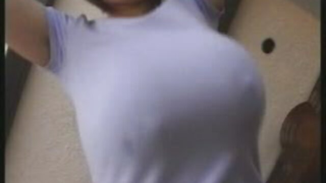 Vidéo Sweet Kara sautant un oreiller homme vierge porno