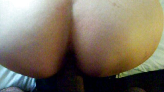 Vidéo Babe à lunettes se met à genoux pour donner une porno hub vierge pipe en POV