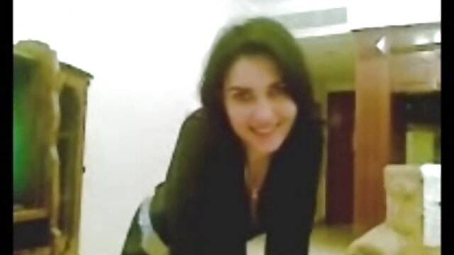 Vidéo Blondie avec des sex gratuit fille vierge bas devient excitée au travail