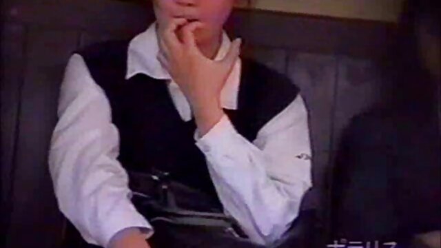 Vidéo Superbe video porno devierger brune en rouge ouvre ses jambes pour l'outil du mec sur le canapé