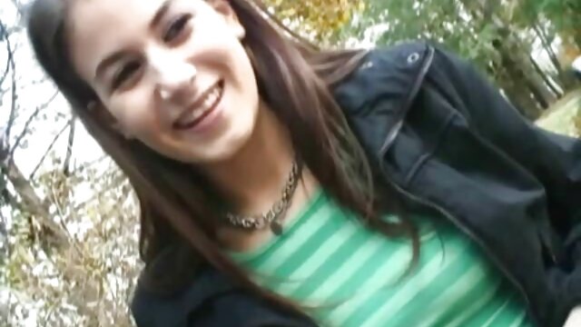 Vidéo POVD La brune aux gros seins Ashley Adams baisée à l'extérieur dans la film porno fille vierge cour