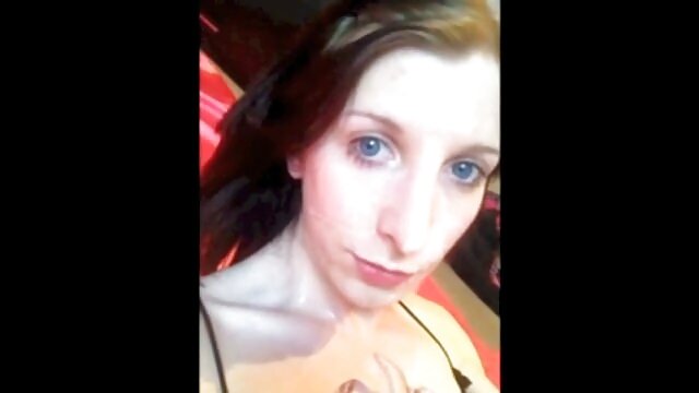 Vidéo Blonde devierger une fille xxx maigre en talons hauts argentés a des relations sexuelles au bord de la piscine