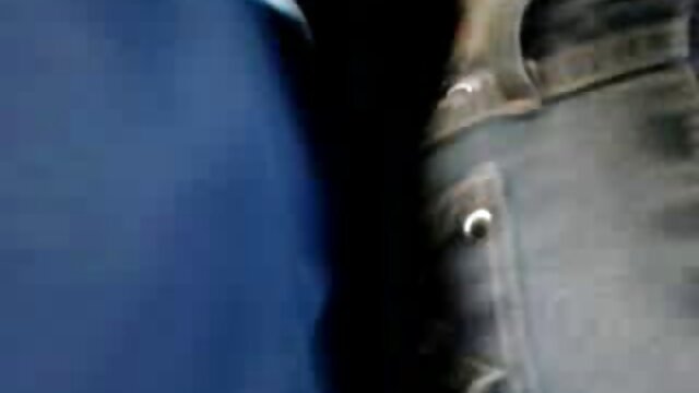 Vidéo Couple d'ados très chaud se doigte avant le film porno avec fille vierge sexe