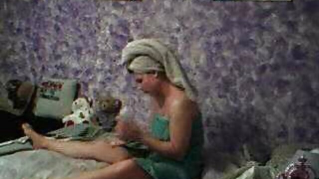 Vidéo B S dans un bikini gags sur 2 bites avec les yeux bandés et attachés femme vierge xxx