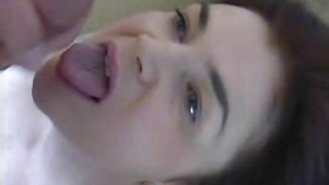 Vidéo Fille sexy se masturbe homme vierge porno de près