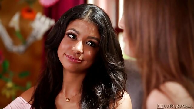 Vidéo Mamie blonde devierger une fille xxx sexy