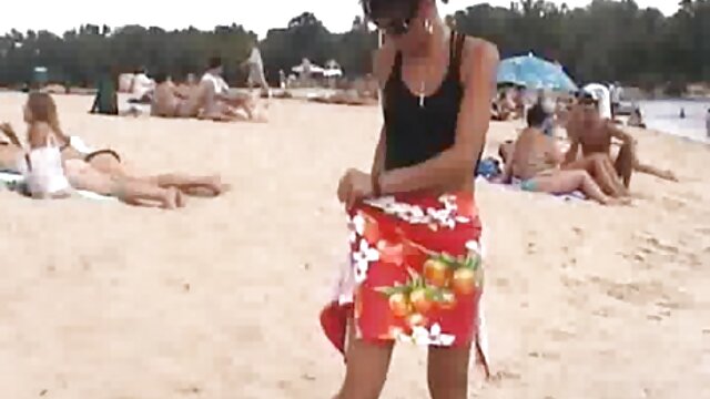 Vidéo Tirant ses vierge xxx mamelons