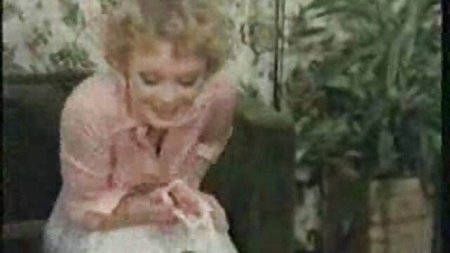 Vidéo Une superbe teen brune suce une bite pour vierge marie porno une glace