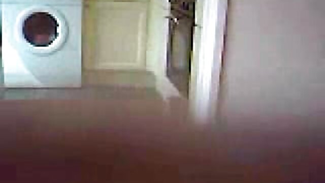 Vidéo Une lesbienne brune sex vierge gratuit adore lécher les jambes sexy d'une blonde