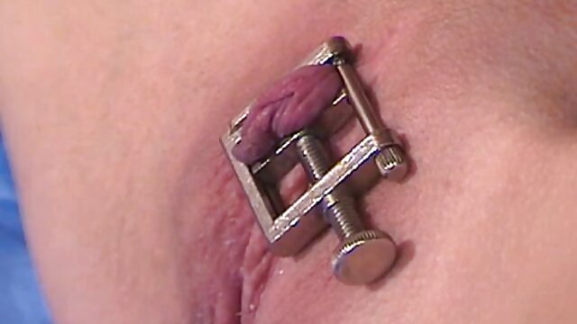 Vidéo Sex Lucy Love caresse une bite pour jouir sur ses mains lisses film sex fille vierge